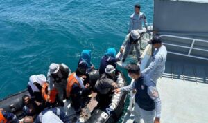 14 ABK KM Pasifik Memori II Berhasil Dievakuasi Usai Kapal Terbalik di Perairan Berakit Kepulauan Riau