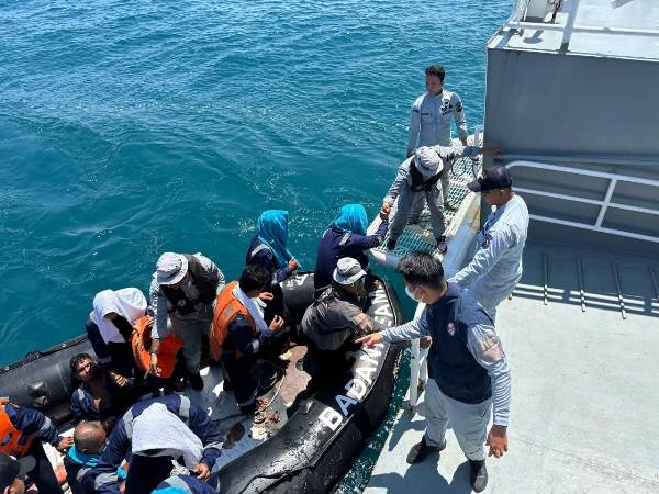 14 Abk Km Pasifik Memori Ii Berhasil Dievakuasi Usai Kapal Terbalik Di Perairan Berakit Kepulauan Riau