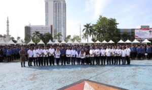 Amsakar Achmad Resmi Serahkan SK kepada 1.980 CPNS dan PPPK Formasi 2024 di Batam