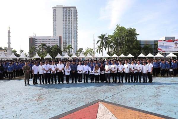 Amsakar Achmad Resmi Serahkan Sk Kepada 1.980 Cpns Dan Pppk Formasi 2024 Di Batam