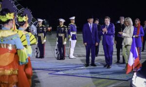 Emmanuel Macron Tiba di Jakarta, Tegaskan Indonesia sebagai Mitra Strategis Prancis