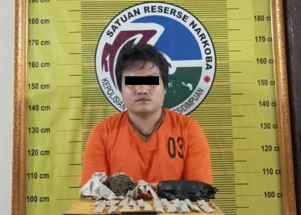 Tersangka Pegedar Daun Ganja