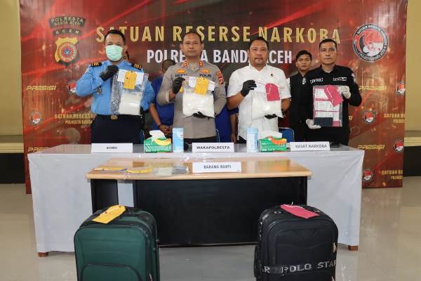 Wakapolresta Banda Aceh Akbp Henki Ismanto Melaksanakan Konferensi Pers Penyelundupan 5 Kg Sabu Di Bandara Sim