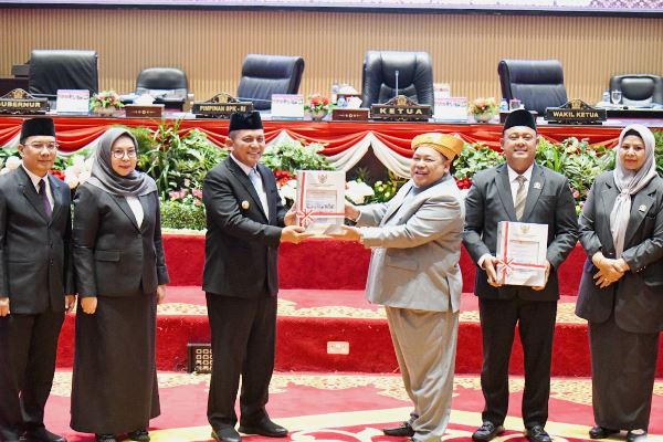 Gubernur Ansar Ahmad Menerima Dokumen Lhp Atas Lkpd Provinsi Kepri Ta 2024 Dari Anggota Vi Bpk Ri Fathan Subchi