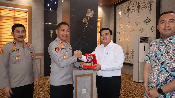Kapolres Muba Memberikan Piagam Kepada Kapolsek Saga Desa