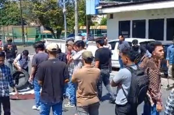 Mahasiswa Geruduk Kejari Padangsidimpuan