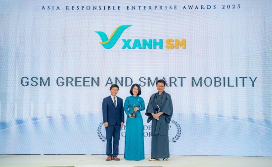 Ms. Phan Thi Hong Dung Director Of Training And Culture Development At Gsm Center Represented The Company To Receive The Award At The Event