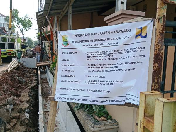 Papan Nama Proyek Drainase Di Gang Perumahan Jomin Estate Jomin Barat