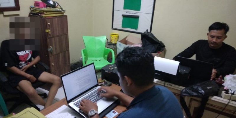 Pelaku Pembobolan Toko Thrift Di Cirebon Diciduk Polisi Uang Dan Ponsel Diamankan