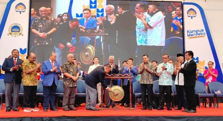 Pembukaan Resmi Kejuaraan Berlangsung Megah Dan Sakral Dengan Pemukulan Gong Simbolis Oleh Ketua Umum Komite Olahraga Nasional Indonesia Koni Pusat Marciano Norman