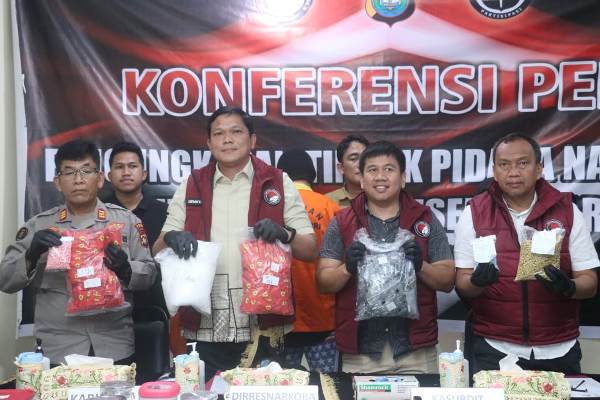 Penggerebekan Mini Lab Narkoba Di Apartemen Mewah Batam Polda Kepri Tangkap Dua Tersangka