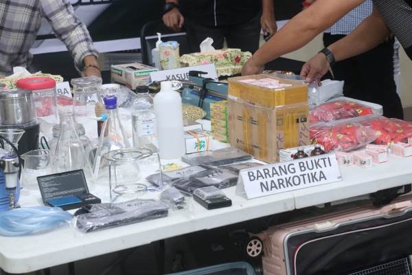 Penggerebekan Mini Lab Narkoba Di Apartemen Mewah Batam Polda Kepri Tangkap Dua Tersangka2