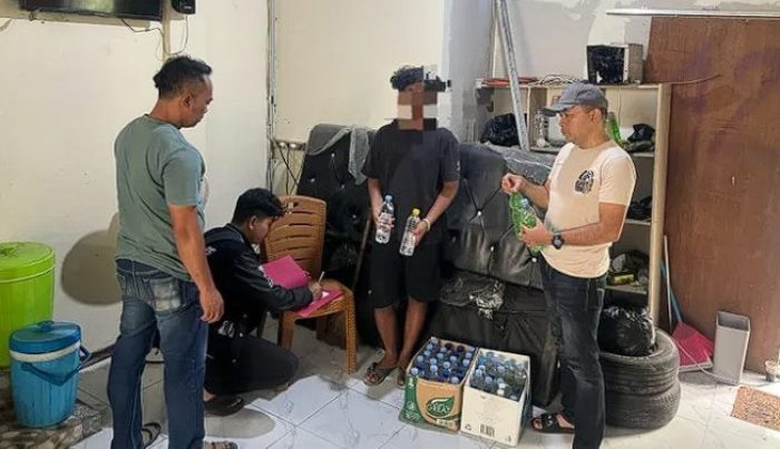 Polisi Gerebek Peredaran Miras Ilegal Di Terminal Harjamukti Cirebon Puluhan Botol Ciu Disita