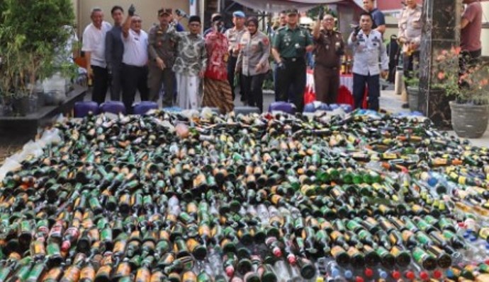 Polresta Cirebon Hancurkan Lebih Dari 12 Ribu Botol Miras Demi Wujudkan Kota Aman Dan Bebas Gangguan