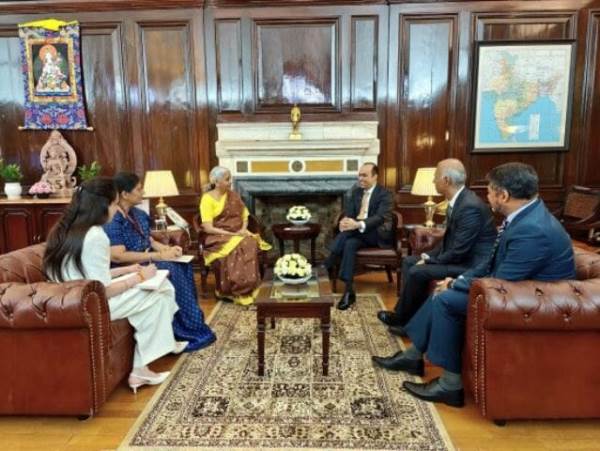 Smt. Nirmala Sitharaman Menteri Keuangan Dan Urusan Perusahaan Pemerintah India Kanan Tengah Anil Wadhwani Kepala Eksekutif Prudential Plc