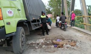 Truk Terjebak di Jembatan Rusak By Pass Padangsidimpuan, Warga Desak Perbaikan Segera