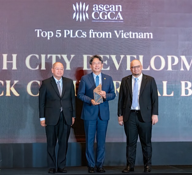 Hdbank Chairman Kim Byoungho Centre Receives The Award From The Organisers. Photo Courtesy Of The Bank
