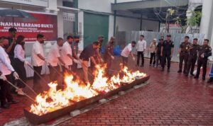 Kejari Karimun Musnahkan Jutaan Batang Rokok Ilegal dan Barang Bukti Lain dari 74 Perkara