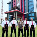 Tuntas Ungkap Kasus Curas di Keban 1, Kapolsek dan Anggota Polsek Sanga Desa Terima Pin Emas Kapolda Sumsel