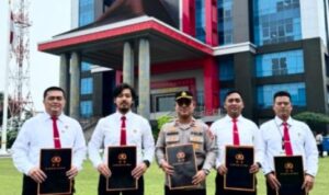 Tuntas Ungkap Kasus Curas di Keban 1, Kapolsek dan Anggota Polsek Sanga Desa Terima Pin Emas Kapolda Sumsel