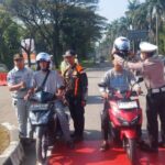 Operasi Patuh Jaya 2025, Satlantas Polres Metro Bekasi Edukasi Masyarakat dan Bagikan Helm Gratis di TL Jurong