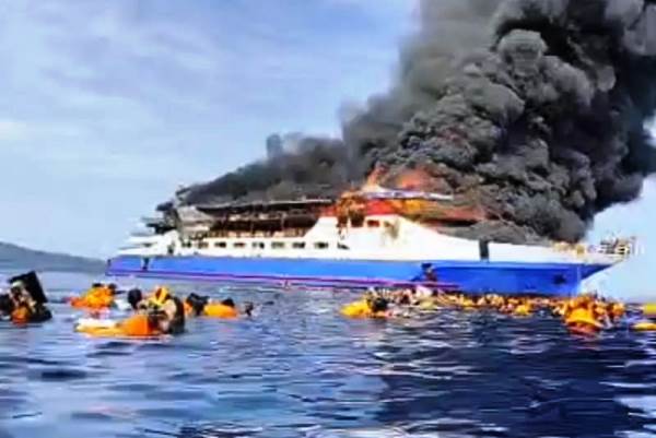Kapal Km Barcelona Terbakar Di Laut Minahasa Penumpang Lompat Selamatkan Diri
