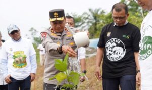 Kapolda Riau Dukung Gerakan Hijau: 300 Pohon Ditanam di Kampus Unilak Bersama PLN