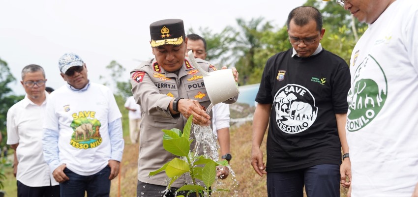 Kapolda Riau Dukung Gerakan Hijau 300 Pohon Ditanam Di Kampus Unilak Bersama Pln