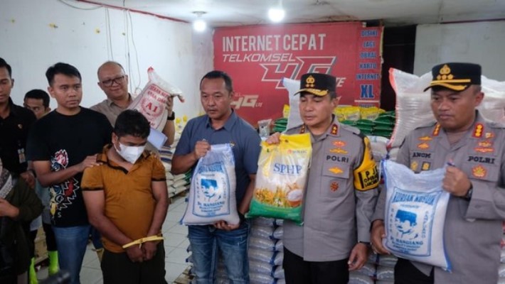 Kapolda Riau Saat Menunjukkan Beras Oplosan