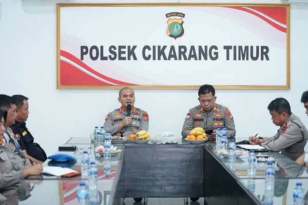 Kapolres Metro Bekasi Beri Arahan Tegas Di Polsek Cikarang Timur Tingkatkan Kinerja Dan Pelayanan Publik