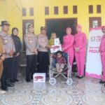 Kapolres Metro Bekasi dan Ketua Bhayangkari Cabang Metro Bekasi Serahkan Kursi Roda untuk Dua Warga Disabilitas di Tambelang