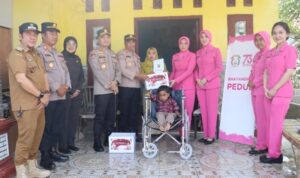 Kapolres Metro Bekasi dan Ketua Bhayangkari Cabang Metro Bekasi Serahkan Kursi Roda untuk Dua Warga Disabilitas di Tambelang