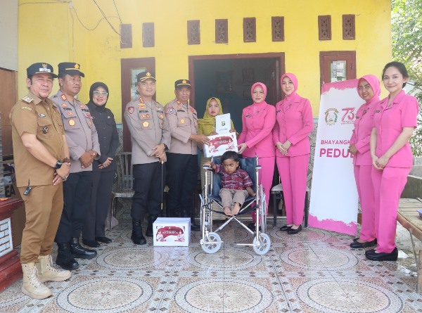 Kapolres Metro Bekasi Dan Ketua Bhayangkari Cabang Metro Bekasi Serahkan Kursi Roda Untuk Dua Warga Disabilitas Di Tambelang