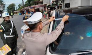 Operasi Patuh Toba 2025 di Tapsel: Tim Gabungan Edukasi Pengendara dengan Stiker dan Brosur Keselamatan