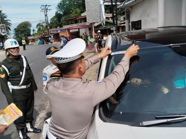 Operasi Patuh Toba 2025 Di Tapsel Tim Gabungan Edukasi Pengendara Dengan Stiker Dan Brosur Keselamatan