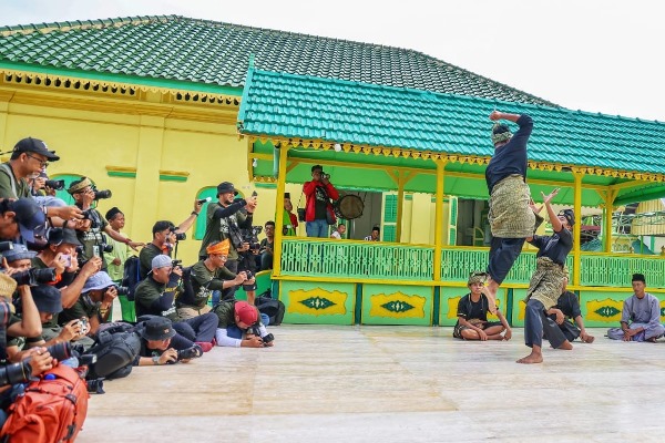 Para Fotografer Mengabadikan Momen Atraksi Pencak Silat