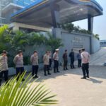 Polsek Cikarang Pusat Amankan Aksi Unjuk Rasa HMI Komisariat Humtek UPB di Kantor Bupati dan PDAM Tirta Bhagasasi