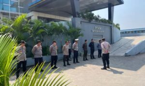 Polsek Cikarang Pusat Amankan Aksi Unjuk Rasa HMI Komisariat Humtek UPB di Kantor Bupati dan PDAM Tirta Bhagasasi