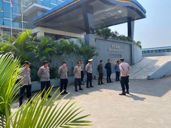 Polsek Cikarang Pusat Amankan Aksi Unjuk Rasa Hmi Komisariat Humtek Upb Di Kantor Bupati Dan Pdam Tirta Bhagasasi