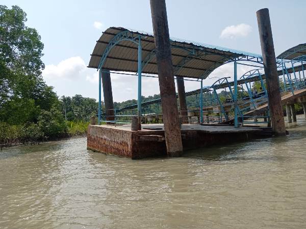 Ponton Di Pelabuhan Sebele Miring