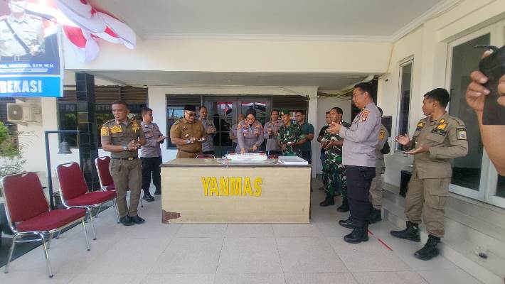 Rayakan Hut Bhayangkara Ke 79 Forkopimcam Kedungwaringin Bawa Kue Tart Serta Ucapan Selamat