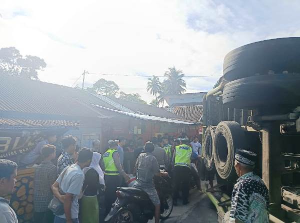 Rem Blong Truk Muatan Beras Tabrak Dua Mobil Dan Rumah Warga Di Tapsel