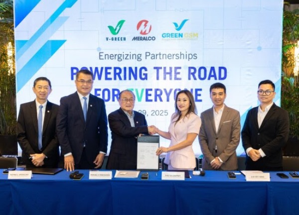 Representatives Of V Green Green Gsm Philippines And Meralco At The Signing Ceremony