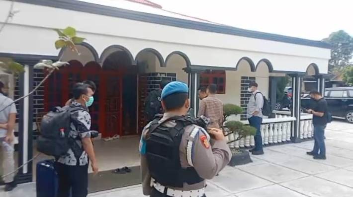Sejumlah Anggota Kpk Sedang Memasuki Rumah Direktur Dng