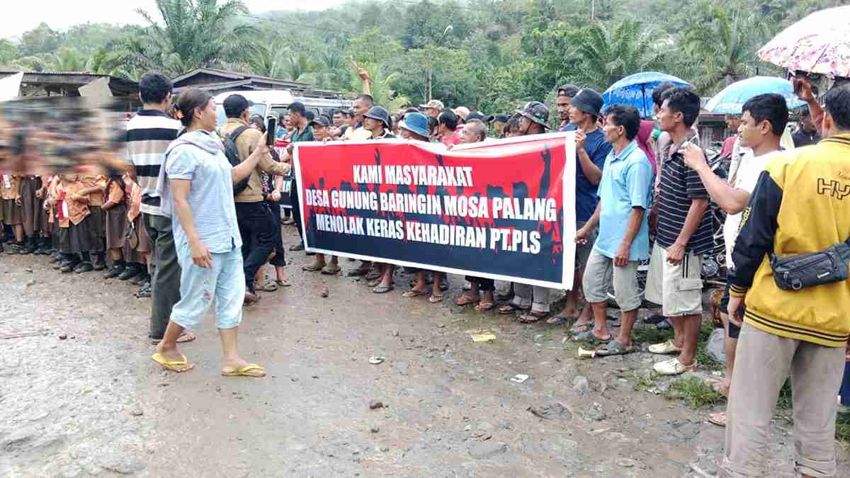 Aksi Masyarakat Mosa Palang Yang Menolak Kehadiran Pt Pls Beberapa Waktu Lalu