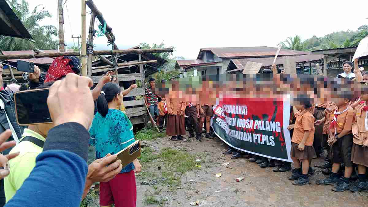 Aksi Masyarakat Mosa Palang Yang Menolak Kehadiran Pt Pls Beberapa Waktu Lalu
