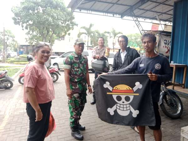 Bhabinkamtibmas Dan Babinsa Tertibkan Bendera Bermotif One Piece Di Cikarang