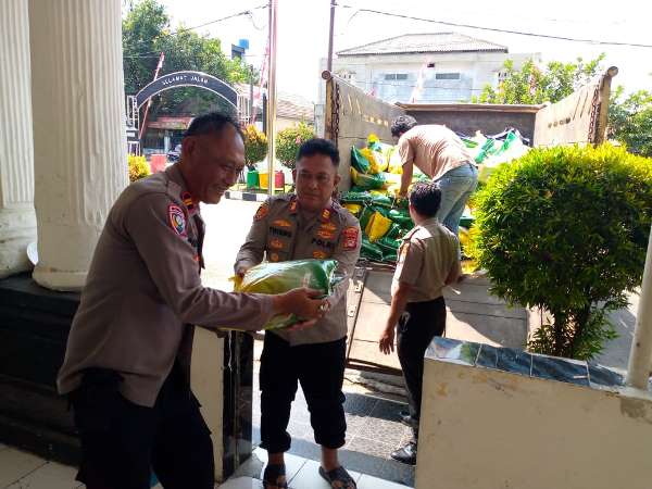 Dukung Gerakan Pangan Murah Polsek Kedungwaringin Distribusikan Dua Ton Beras Murah