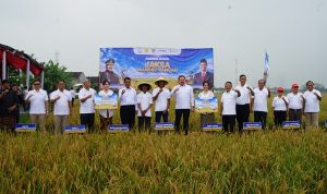 Dukung Ketahanan Pangan, Wakapolres Metro Bekasi Hadiri Panen di Tambun Utara