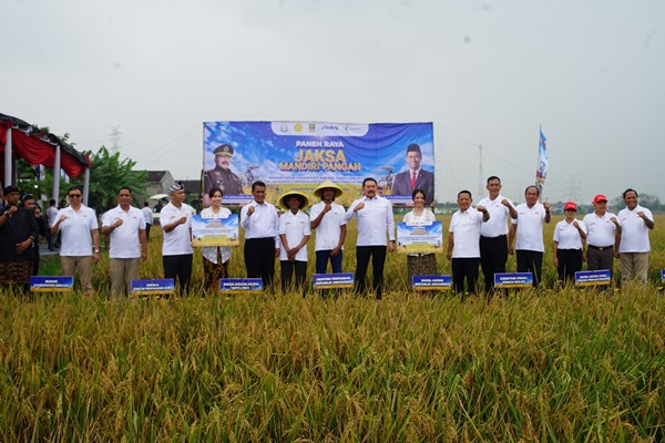 Dukung Ketahanan Pangan Wakapolres Metro Bekasi Hadiri Panen Di Tambun Utara